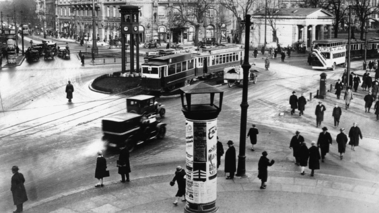 Berlin: Symphony of a Great City (1927) backdrop artwork