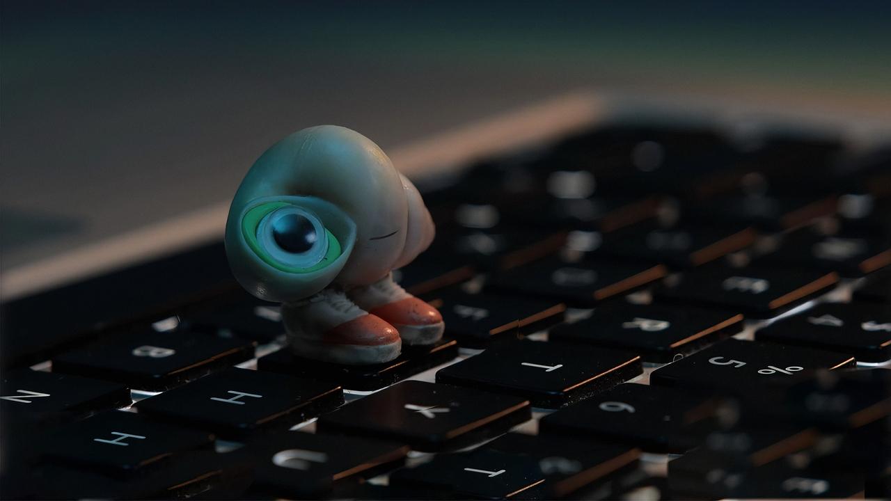 Marcel the Shell with Shoes On (2022) backdrop artwork